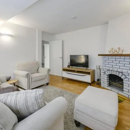 Floor With Two Balconies In The Old Town 아파트